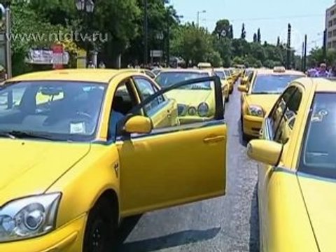 Туристы страдают от забастовки таксистов в Греции