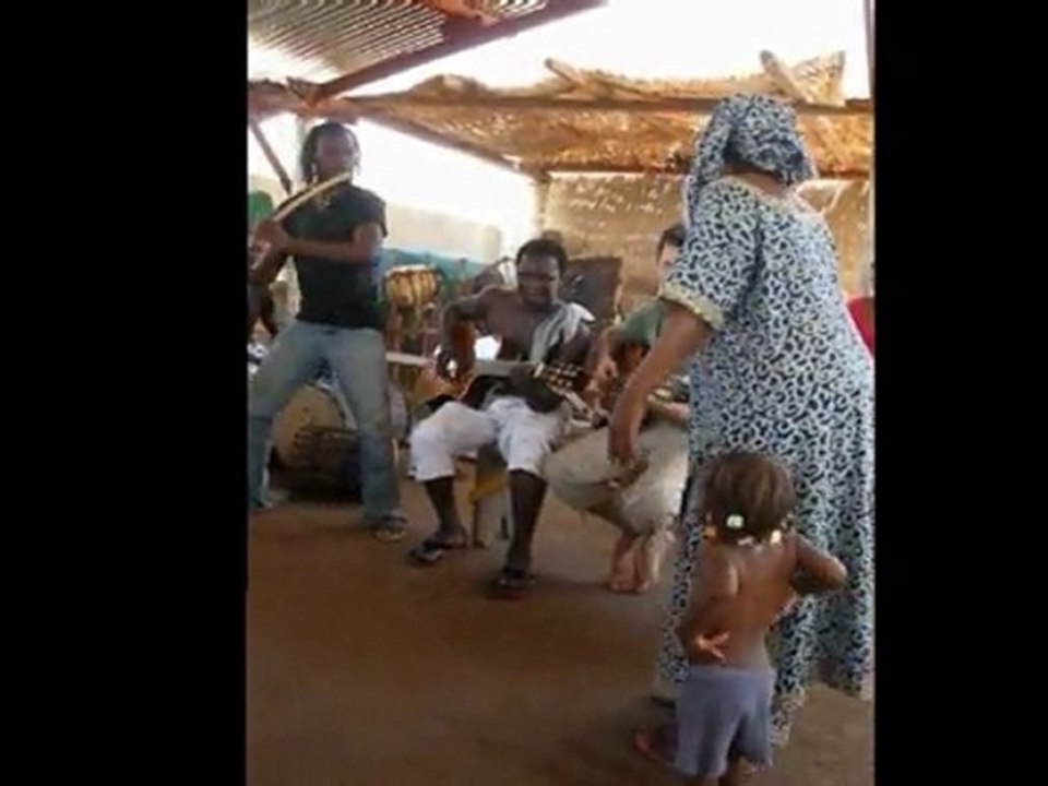 Atelier de chant avec Awa Coulibaly et Issouf Diarra  lors d'un stage de "Musique et Découverte" 2010