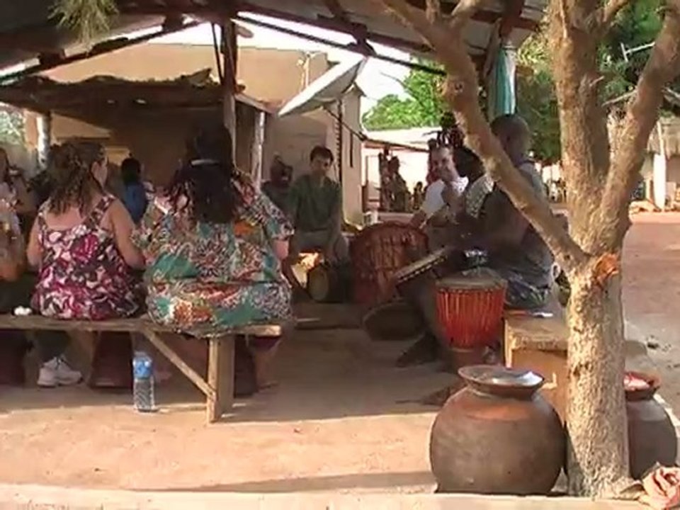 Atelier de djembé avec Djakaly Koné de la famille Coulibaly lors d'un stage de "Musique et Découverte" 2010