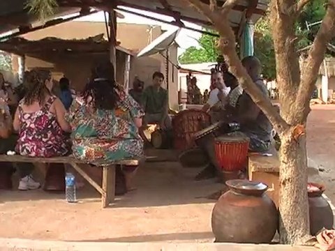Atelier de djembé avec Djakaly Koné de la famille Coulibaly lors d'un stage de Musique et Découverte 2010