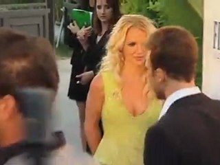 Simon Fuller sues Fox, Paris walks out of interview