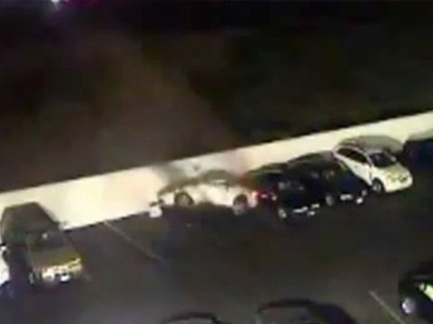 Il échappe à la mort en voiture.