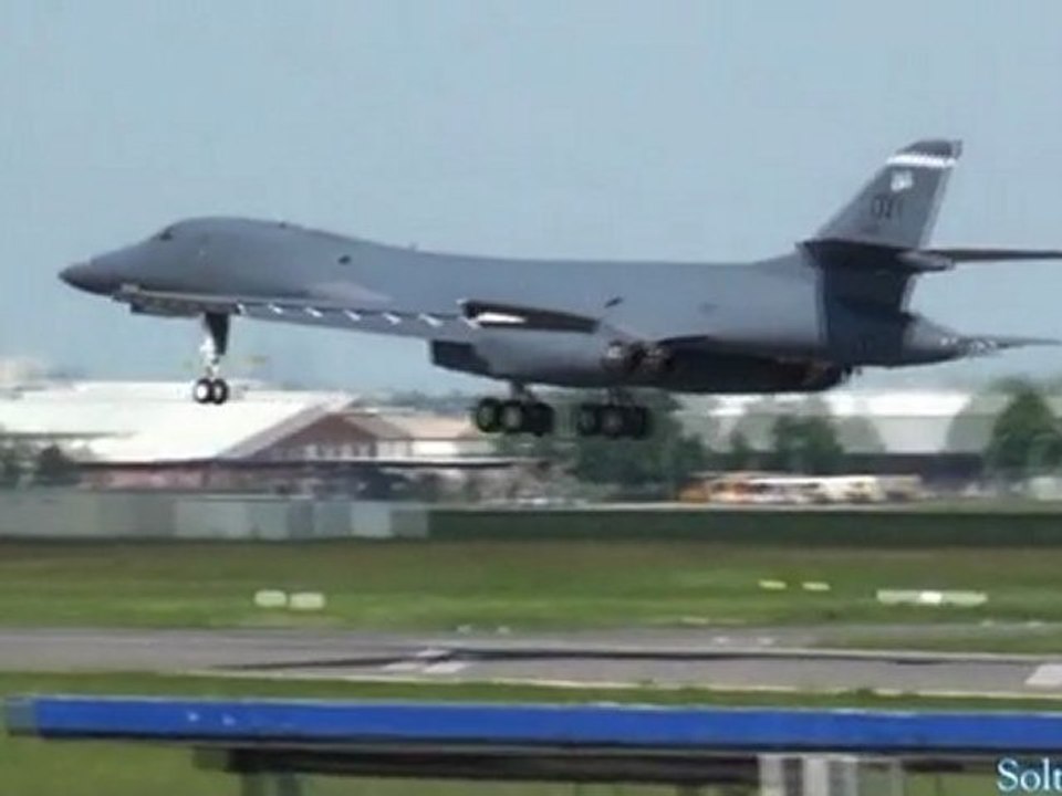 USAF B-1B Lancer Landing at Antaturk Air Show 2011 (full HD)