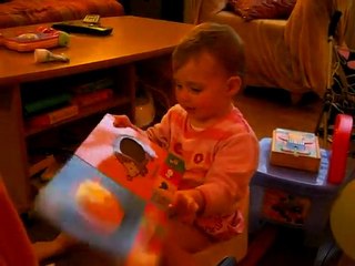 Choupette fait des bisous au lapin