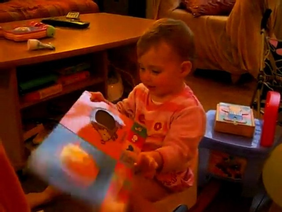 Choupette fait des bisous au lapin