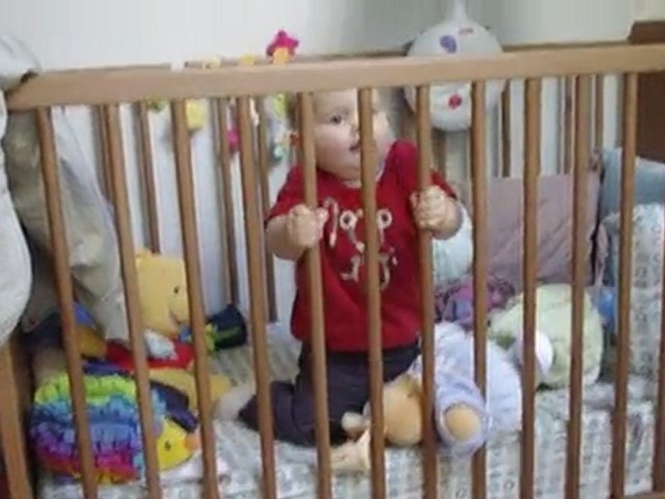 alix se met debout tout seul