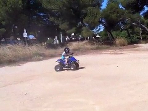 Enzo 4 ans en drift avec son quad (Atv drift on sand)