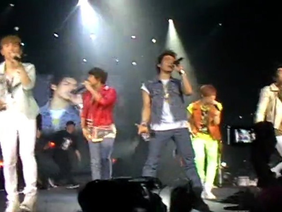 Stand by me, Replay, Get down, Juliette - SHINee + Intro + Talk --- SM Town Paris