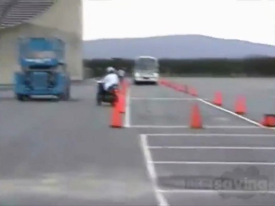 Lassen Sie niemals Ihre Freundesliste auf Ihrem Motorrad zu erfahren ... (Welt lustigste slowmo Lachen am Ende) Fail