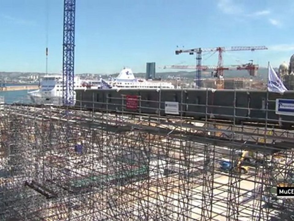 Pose des voussoirs de la passerelle reliant le Fort Saint-Jean au MuCEM J4 - juin 2011