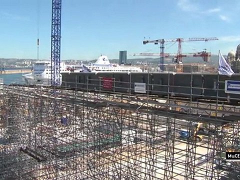 Pose des voussoirs de la passerelle reliant le Fort Saint-Jean au MuCEM J4 - juin 2011