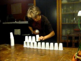 Pyramide du fou avec 55 gobelets