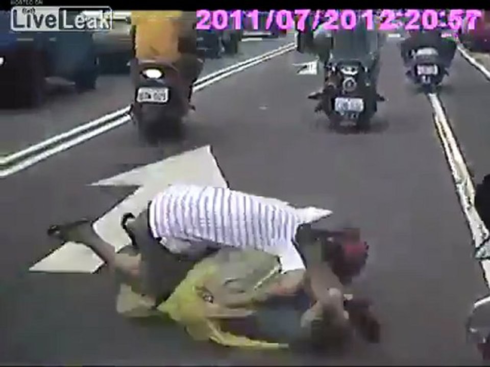 Scooter vs Autotür Fail