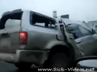 Driving ein Autowrack On The Highway