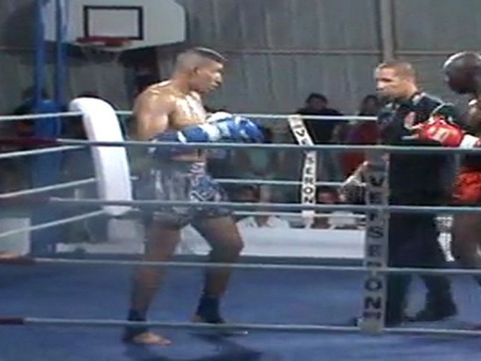 Samba Koita vs Farid El Farsi round 1 - Gala du Phenix 3 - 02-07-11 - phenix muaythai