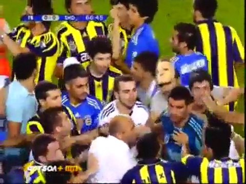 Istambul: Des supporters envahissent le stade pendant la rencontre amicale Fenerbahçe-Shakthar Donestk