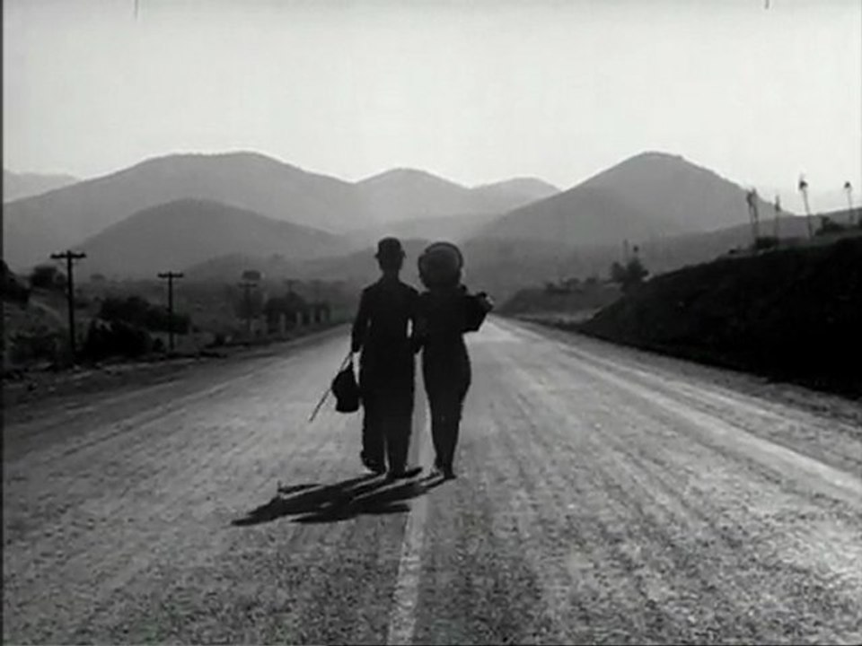 Modern Times (1936) - "Smile" Charlie Chaplin [HD]