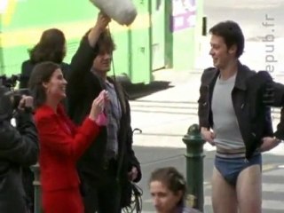 Man strips on street, conned by sexy journalist
