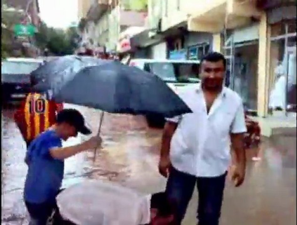 Silvan’daki Yağmur Zor Anlar Yaşattı