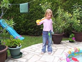 Lucie sauve Ti-crabe, comme Tchoupi!