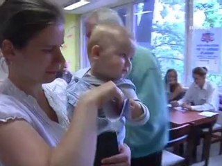 El sí arrasa en el referéndum para disolver el...