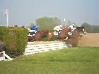 Steeple-chase - Le mur en pierre (Hippodrome de Méral - Mayenne)