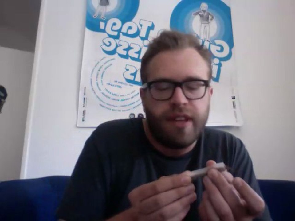 Rouler une clope en chantant des chansons traduites avec l'accent Vaudois