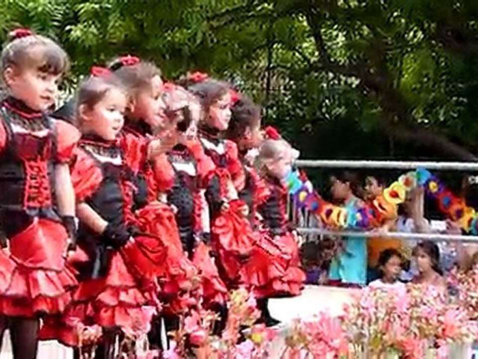 Inès danse à la Fête de l'Ecole