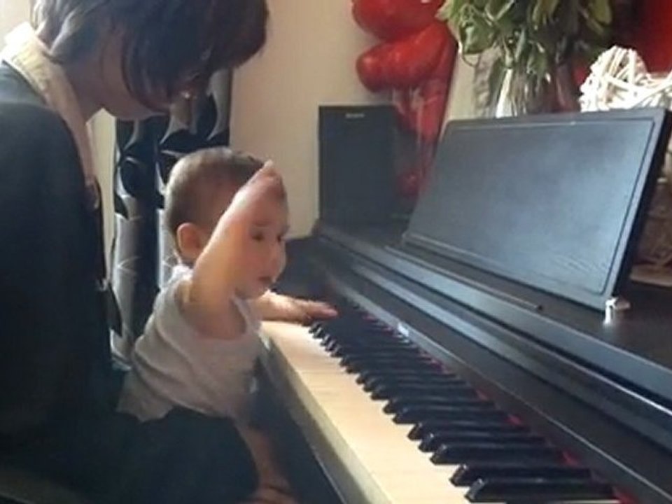 Il joue du piano mon bébé lol