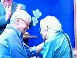 Hundreds of gay couples wed in NYC