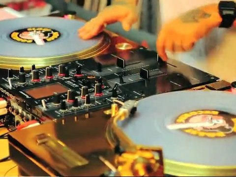 DJ Craze performs on the new Traktor Scratch Pro 2-1