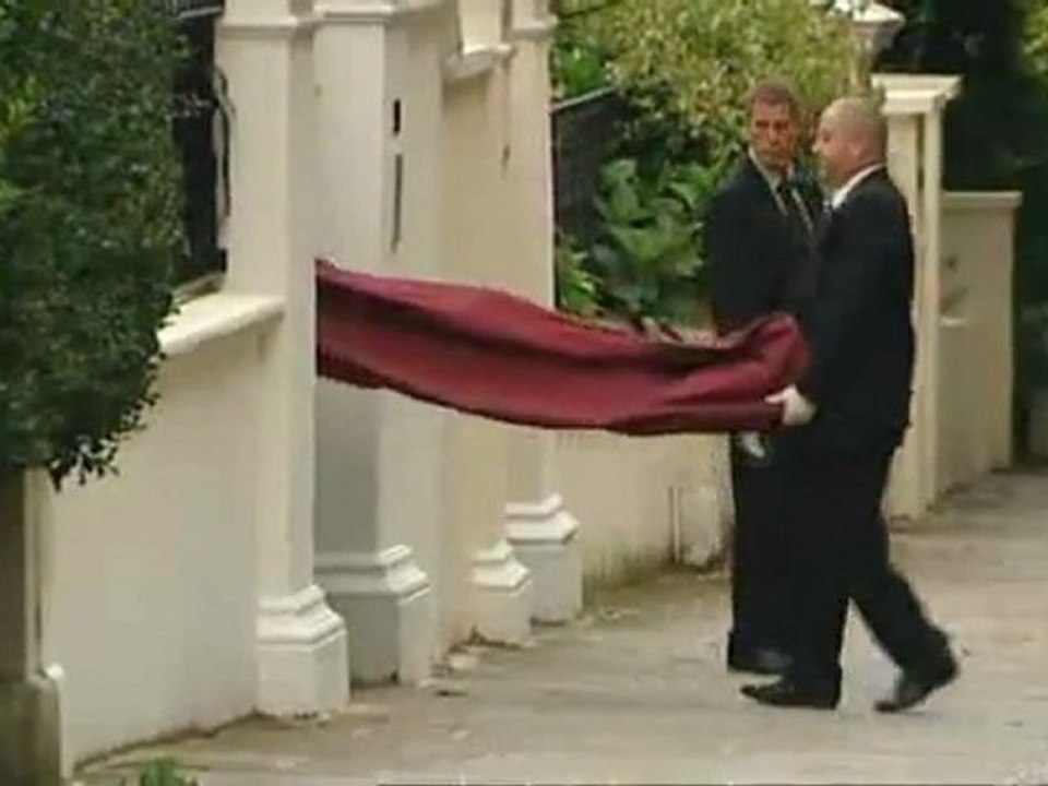 Amy Winehouse Körper abtransportiert