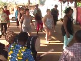 Atelier de danse avec Sita Wara et Fanta Coulibaly de la Famille Coulibaly lors d'un stage de 