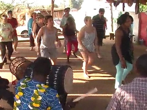 Atelier de danse avec Sita Wara et Fanta Coulibaly de la Famille Coulibaly lors d'un stage de Musique et Découverte