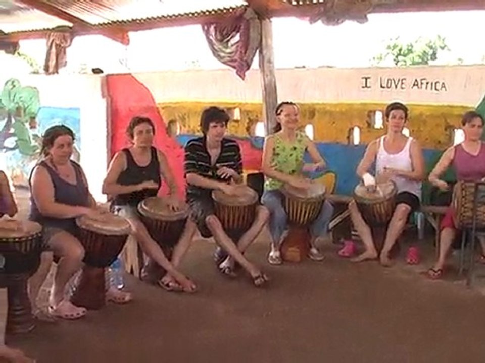 Atelier de djembé avec Djakaly Koné de la famille Coulibaly lors d'un stage de "Musique et découverte" 2010