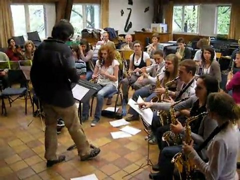 Travail d'ensemble en fin de stage de Musique et Découverte réalisé par l'Harmonie de Cruseilles - Le Châble avec les musiciens de GARLIC BREAD