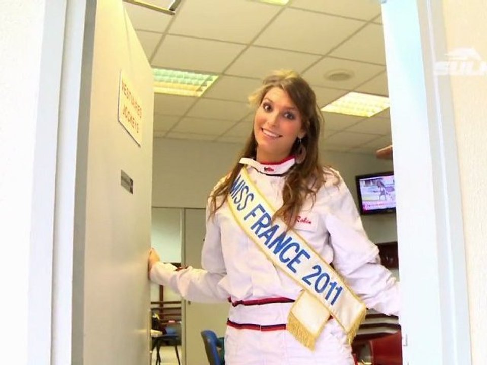 Miss France, au sulky sur l'hippodrome d'Enghien