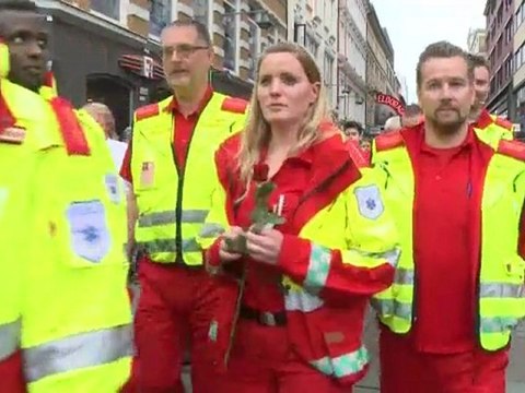 Plus de 150.000 roses brandies vers le ciel: c'est ainsi que les habitants d'Oslo venus en masse sur le port, dans le centre de la capitale, ont choisi de rendre hommage aux victimes de la double attaque de vendredi.