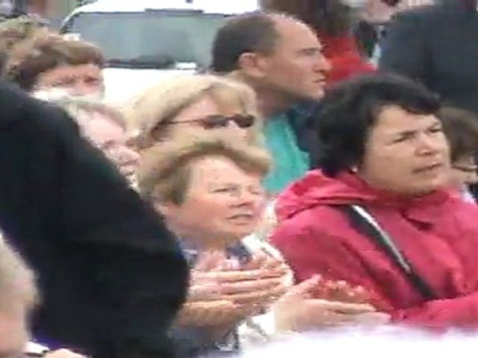 Les Lougriers accompagnant un autre groupe de chants de marins