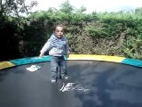 Anaël fait du trampoline (23 mois)