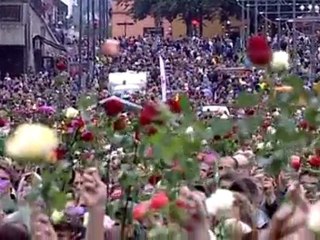 Spontaneous singing of Norways national anthem in Oslo