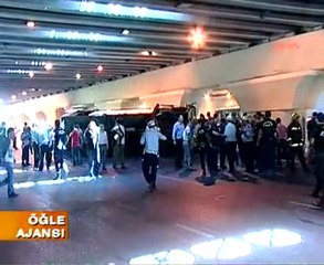 ÇEVİK KUVVET MİNİBÜSÜ DEVRİLDİ. 7 YARALI