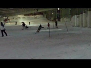 Entraînements slalom d'une jeune parisienne de 10 ans