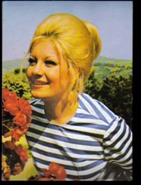 Emel Sayın - BİR KIZIL GONCAYA BENZER DUDAĞIN