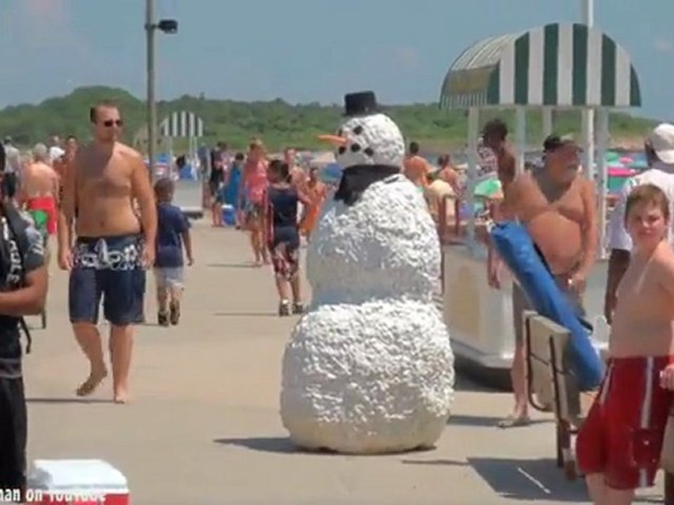 Ein Schneemann am Strand