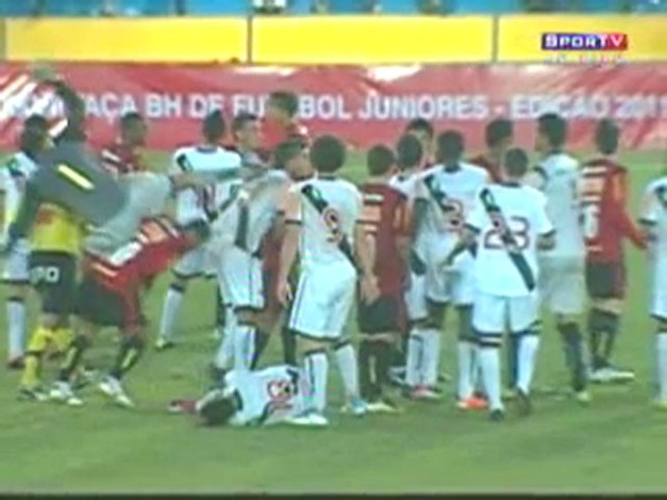 Gardien de but fou qui frappe un joueur d'un énorme coup de crampon à la tête dans les airs !!!