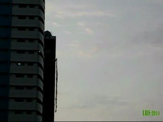 UFO Filmed Over Manila, Philippines 27-Juin-2011