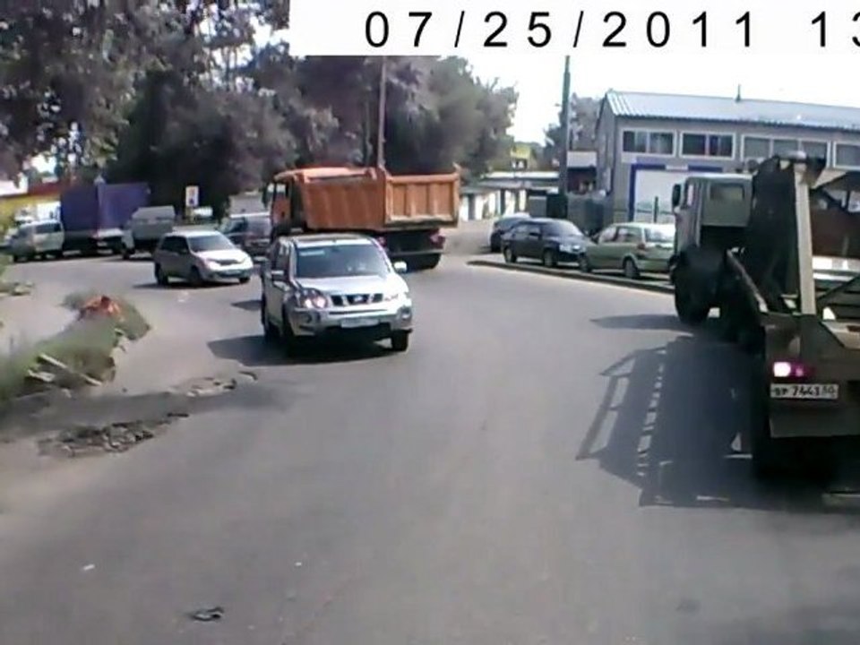 Fußgänger von einem Auto getroffen