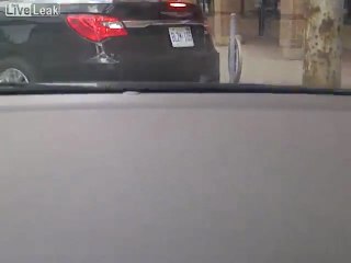 Dieses chinesische Mann schlägt mich beim Versuch, sein Auto parken.