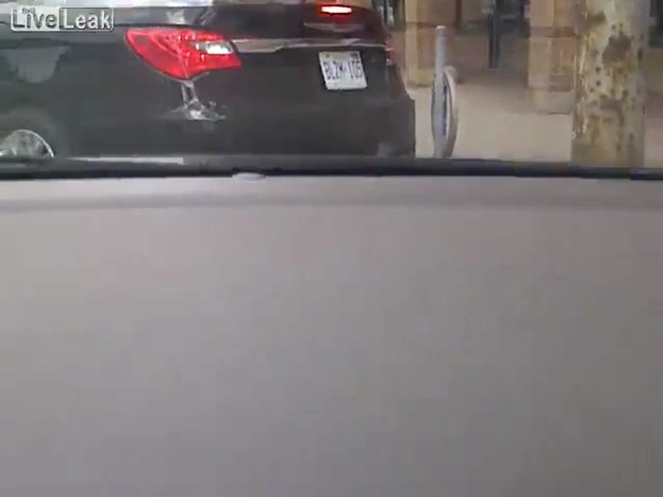 Dieses chinesische Mann schlägt mich beim Versuch, sein Auto parken.